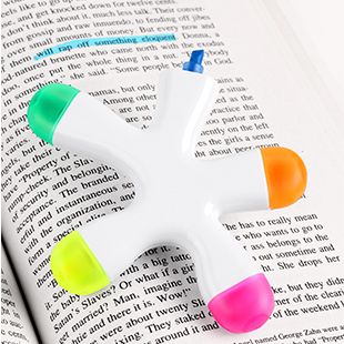 Figura de plástico con marca textos